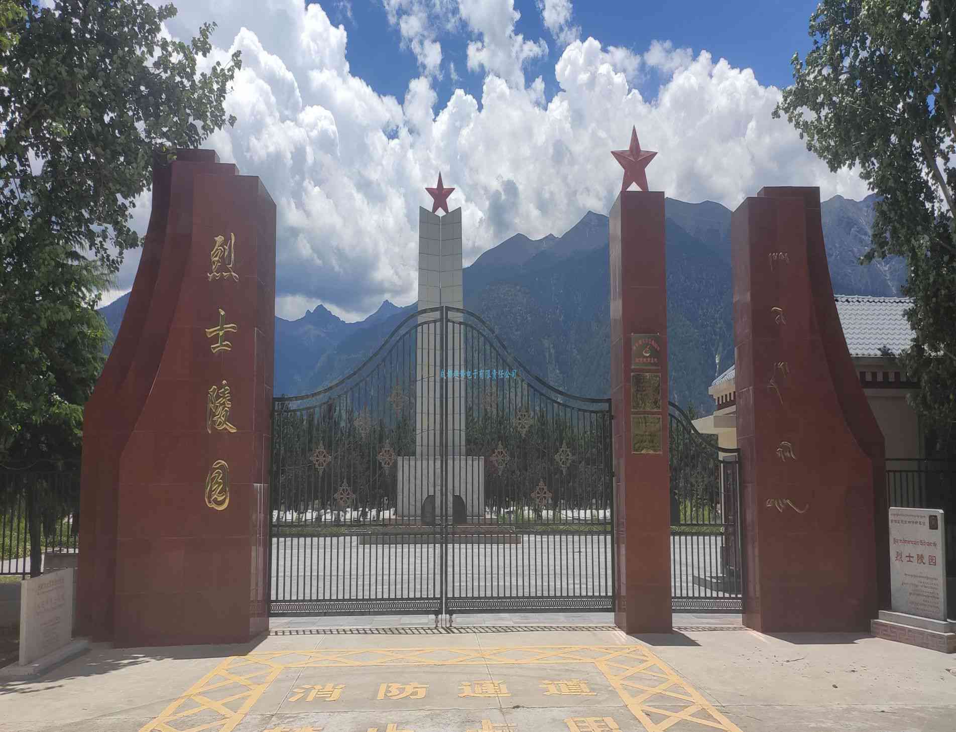 2022年07月06日第二次前往西藏自治區(qū)林芝市某邊防部隊(duì)三維電子沙盤數(shù)字沙盤交付！瞻仰林芝市烈士陵園！2021年1月起我司工程師們自發(fā)前往的第61個(gè)烈士陵園